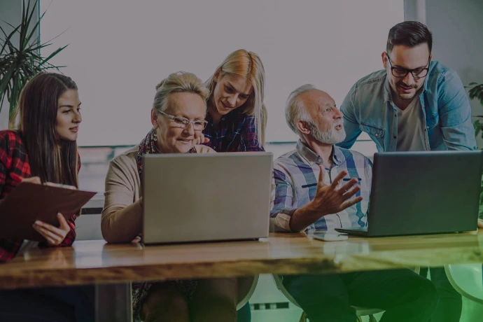 adultos y jovenes en curso virtual.